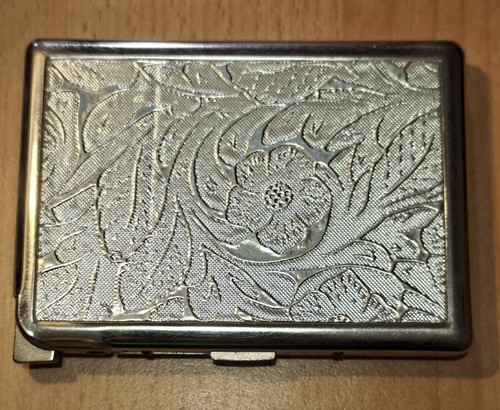 Boîte cigarettes gravée - à,